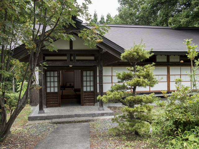 【行在所】明治14年、明治天皇が東北行幸の際にご休息の場となった歴史ある木造建造物です。
山形市出羽の富豪半沢家が最高の技術で建造されました。_蔵王高湯 わらべの里