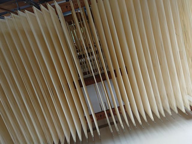 箸入れ体験を実際に行ってもらい、昔から伝わる伝統製法を体験していただけます。
_有限会社白滝製麺
