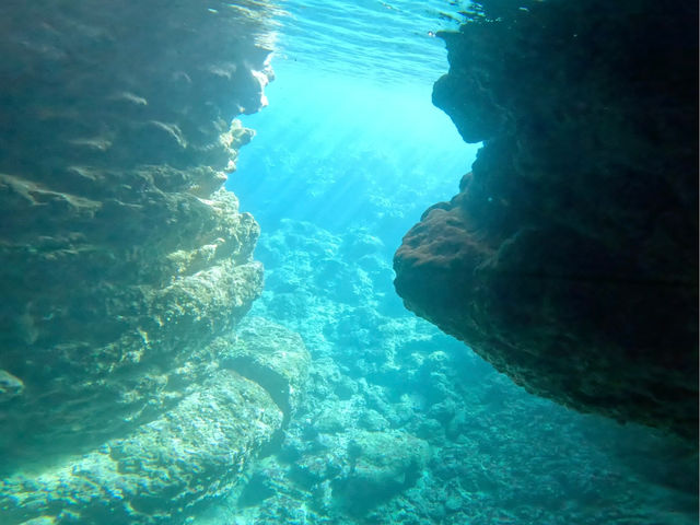 洞窟の中からみる景色_カノアダイブ Kanoa Dive