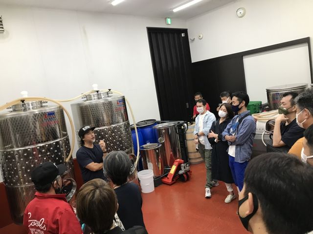 醸造所の中をご見学いただき、常滑ワインの製造過程をご案内いたします。_サンセットウォーカーヒル