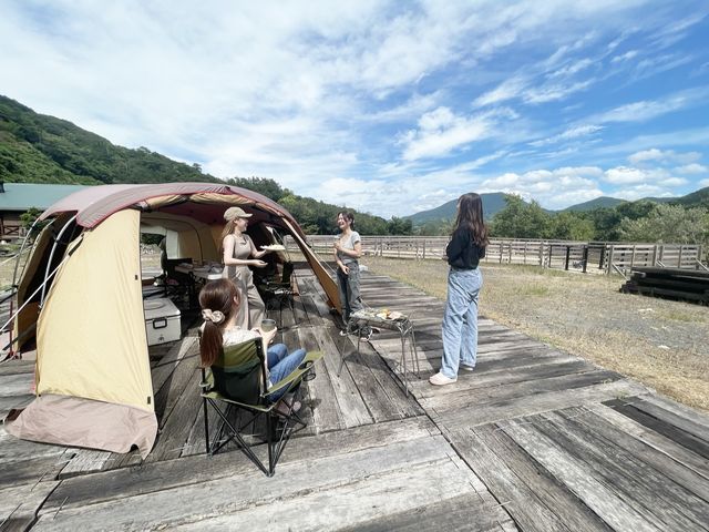 枕木でできたウッドデッキエリアです。
初心者の方にもおすすめです。_グリズリーBBQ&CAMP
