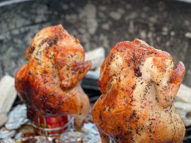 ウェーバーコンロのレンタルがあります。ビア缶チキンも調理できます。遠赤効果とビール酵母で外はパリッ!中はジューシーに仕上がります。_グリズリーBBQ&CAMP