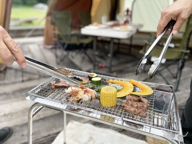 BBQコンロなど、キャンプに必要な道具はレンタルがございます。
レンタル料にプラス3,300円で火起こしからセッティング、後片付けまで全てスタッフが行います。_グリズリーBBQ&CAMP