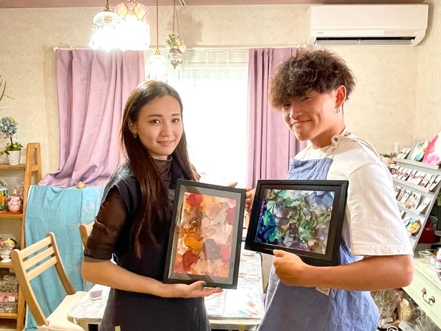 アルコールインクアート体験レッスンの様子 カップルでのご参加もOK!!アート時間を楽しみましょう♪_CUCU FLEUR