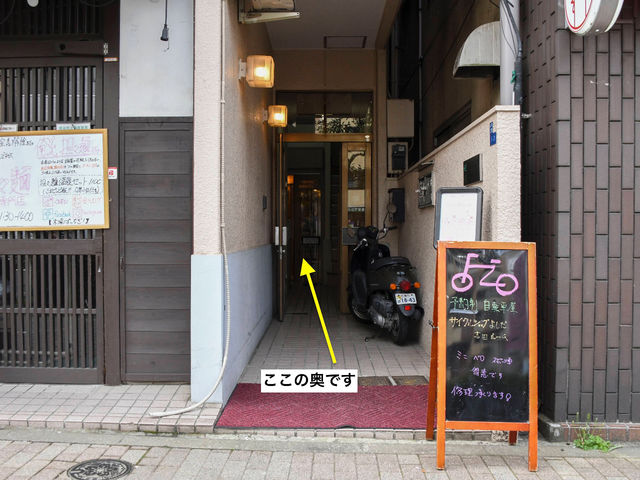 この通路をすすみ1階の奥に店舗があります_サイクルショップよしだ吉田ルーム