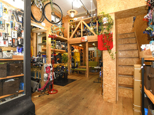 吉田ルームの店内 ガイド以外にも 自転車の販売 修理 レンタサイクルなどもしています_サイクルショップよしだ吉田ルーム