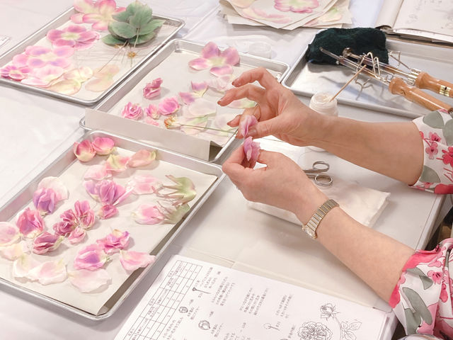 白い布を染めて、こてあて、組み上げて自分だけのお花を作る「深雪アートフラワー」の教室模様。_Kukkula