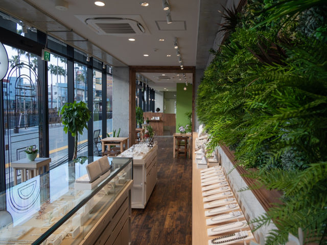 開放的な雰囲気の店内。グリーンの広がるカフェのような店内で指輪作りを楽しむことができます。_utsukushimi 宇和島店