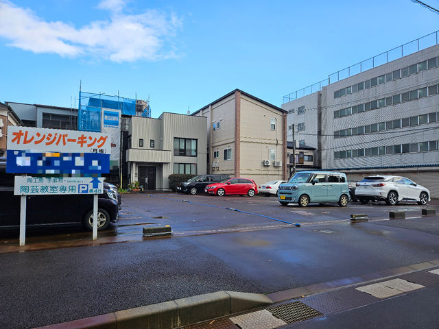 この駐車場の奥にある銀色の建物が工房です。専用駐車スペースも建物手前にございます。_陶工房手麻利−tamari