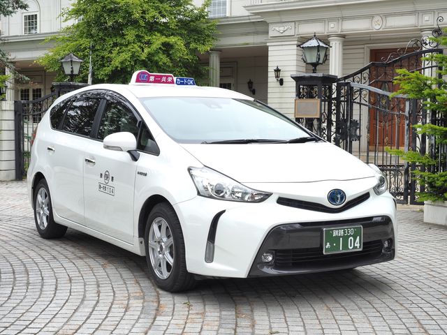 トヨタプリウスα
お客様4名乗車可能_第一共栄交通株式会社
