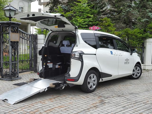トヨタシエンタ
お客様3名乗車可能_第一共栄交通株式会社