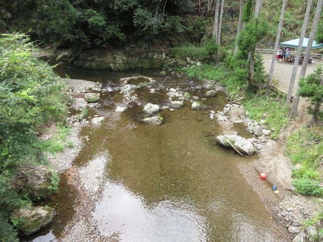 バーベキュー場の横を流れる清滝川_京都北山杉の里総合センター