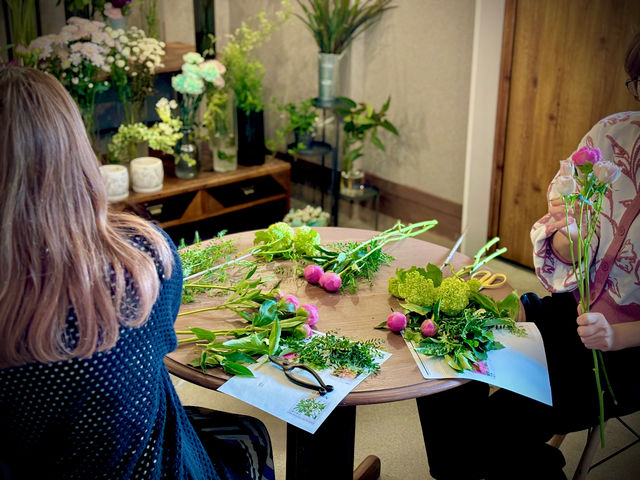フラワーアレンジメントレッスンは、お店にあるお花の中から自分の好きな花材を選び、レッスンします。上手な花材選びから一緒に練習します。_jill's garden
