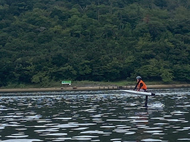 1日目からこのように水上を魔法のじゅうたんのように飛ぶことも可能です_e-Foil.KANZANJI