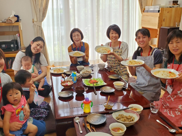 レッスンの後は、みんなで試食を楽しみます。おいしく楽しい至福の時間です♪_つぶつぶ雑穀料理教室 ひなたぼっこ