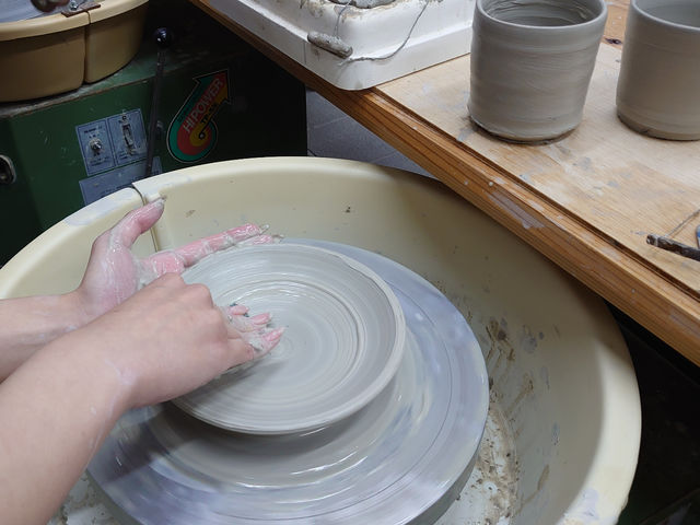 ろくろ体験は難しいイメージがありますが
初めての方でも丁寧にレクチャー致しますので安心して体験できます!_カムロ窯