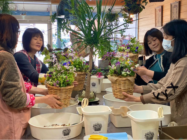 店内では、お客様達もお花の会話で楽しんで植えられ、いつも笑いが絶えない雰囲気です。もちろん、おひとりでのレッスンも可能なので、お気軽にご相談下さいね。_Biflam(ビフラム)