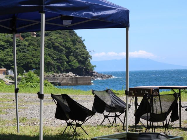 貸出品の一部です。写真に写っているのはタープと椅子、テーブルです。_AkazawaBay 海のキャンプ場