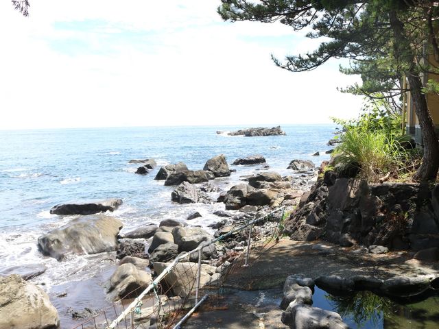 キャンプ場からすぐに、絶景を堪能しながら入れる足湯があります。_AkazawaBay 海のキャンプ場
