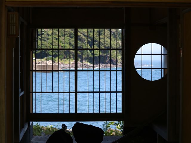 実はここ・・・お手洗いです!
お手洗いからも赤沢の絶景をお楽しみ頂けます。_AkazawaBay 海のキャンプ場