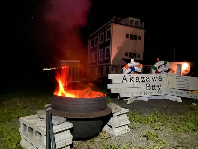 中央部には全員が使える茶釜を設置。キャンプファイヤーや炭入れとしてご利用ください。_AkazawaBay 海のキャンプ場