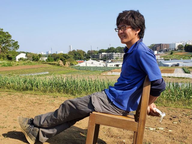 見晴らしの良い畑で暢気なアッキーがみんなを案内します。_自然菜園あかね空