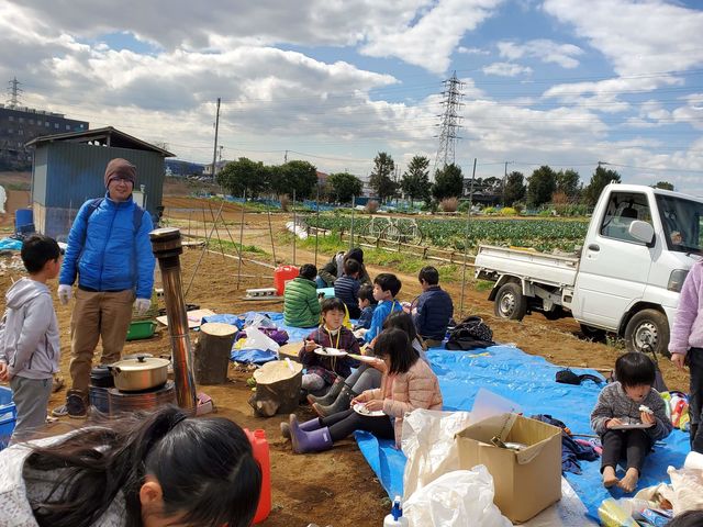 みんなでお昼休憩。思い思いの場所で。_自然菜園あかね空