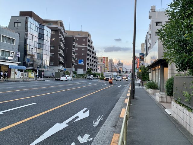 道路を渡らず右に向かって進んでください。_ねこパンlab/フニータレッスン