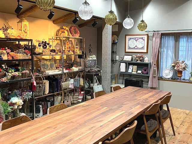 さまざまなハンドメイド作品が並べられている自宅サロンです。
ハンドメイドメニューは、10種類以上ございます!_Atelier Jun