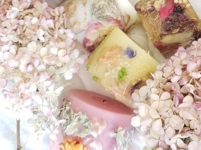 ドライフラワーを使ったボタニカルキャンドルです。お好きな色で作ることができます。
最後の工程で花を浮き出させます。_クラフトベースモノクラ「Charmy Candle」