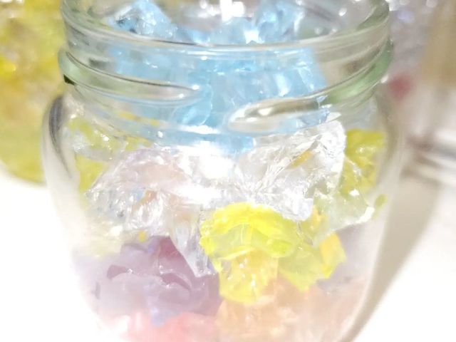 ジェルワックスに色を
付けて、細かく切ったものを彩りを考えながら詰めるキラキラキャンドルです。
_クラフトベースモノクラ「Charmy Candle」