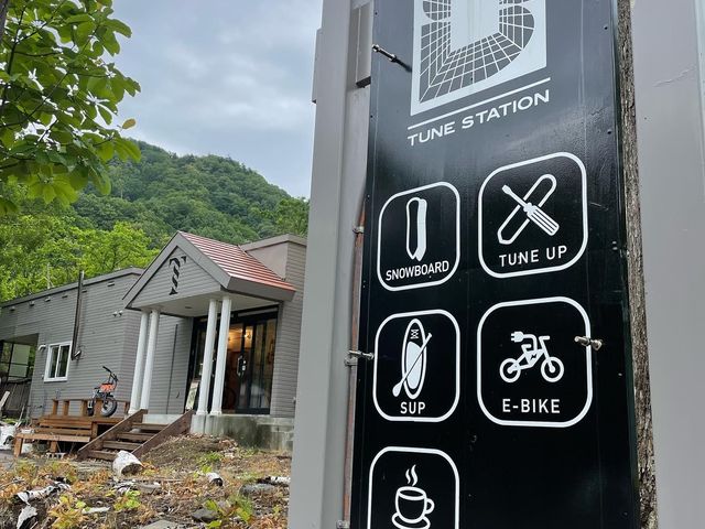 こちらの看板が目印!定山渓錦橋渡ってすぐ左折で間もなくこちらの看板が見えてきます。_ターミナルアドベンチャーステーション