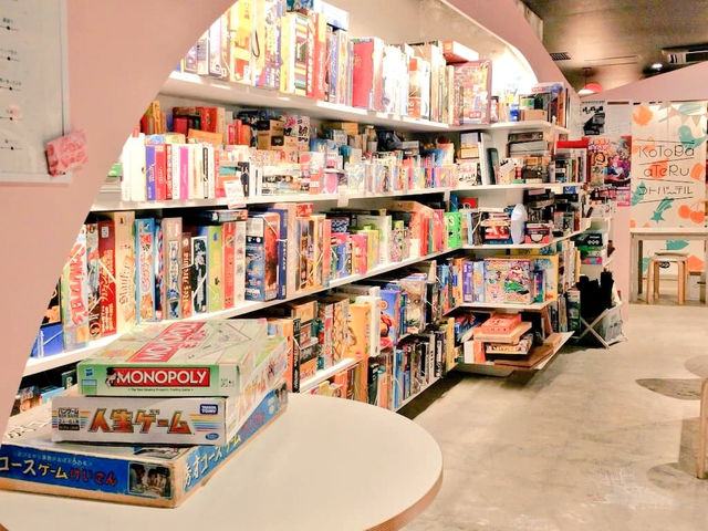 1000個を超えるボードゲームや人狼ゲーム、店舗型マーダーミステリー(要予約)などで遊ぶことができます。_かくれがゲームカフェゆこる