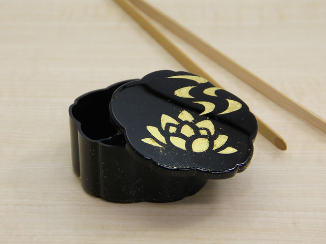 金沢金箔貼り体験
箸、小箱などからお好きなものを1つお選びいただき、塗料で絵柄を描き金箔を貼ります。
当日、お持ち帰りいただけます。_器 日本橋夢東本店