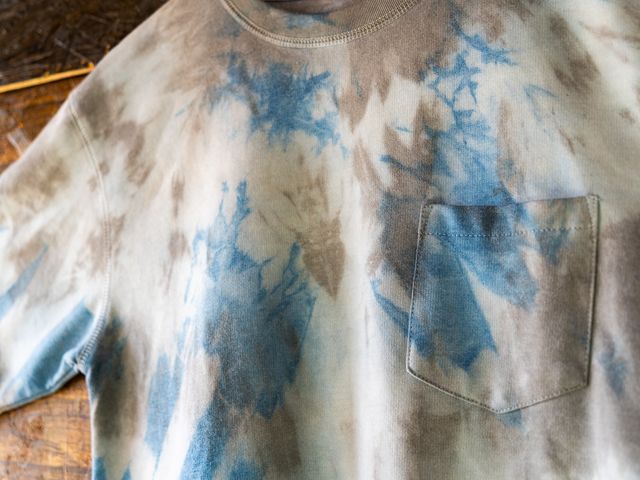 染物体験のメインとなる素材は2種類のTシャツです。厚手・薄手のいずれかをお選びください。また、ストールやハンカチなど日常遣いの出来る小物もございます。_藍染体験教室インディゴ高菜先生