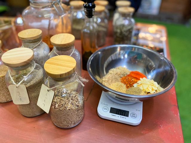 当店では染物体験以外にも、「七味作り体験」「スパイスソルト作り体験」「山梨名物旨辛調味料すりだね作り体験」など、山梨のお土産作り体験もご用意しております。_藍染体験教室インディゴ高菜先生
