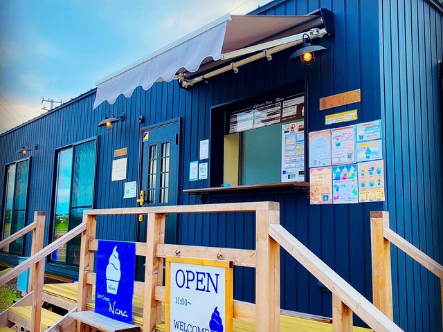トレーラーハウスの小さな工房。併設店【ソフトクリームNana】と同じ建物です。_ガラスデザイン工房tico