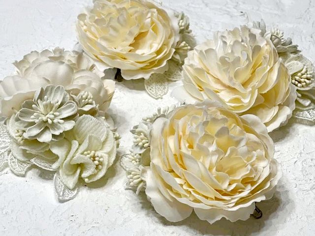 アイボリー色のコサージュ。どんなお洋服のお色にも合わせやすいコサージュです。_Flower mana frau