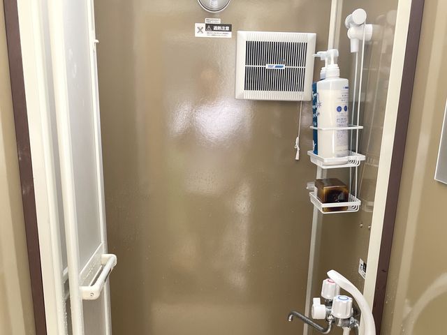 専用の温水シャワールームが2つ。しっかりと汗を流していただけます。_Steamers Beach&Sauna りんくうビーチ常滑