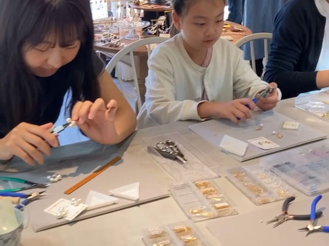 お友達やカップルはもちろんご家族で体験もして頂けます お子様もアシストしながら体験頂けます_M.CRAFT