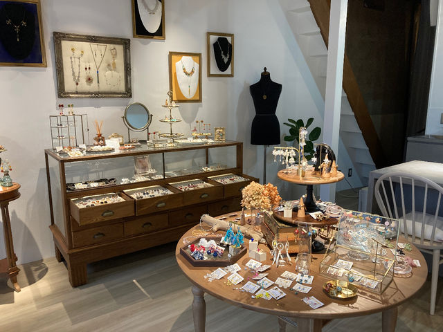 店内には沢山のハンドメイドアクセサリーがあります お買い物も楽しんで頂けます_M.CRAFT