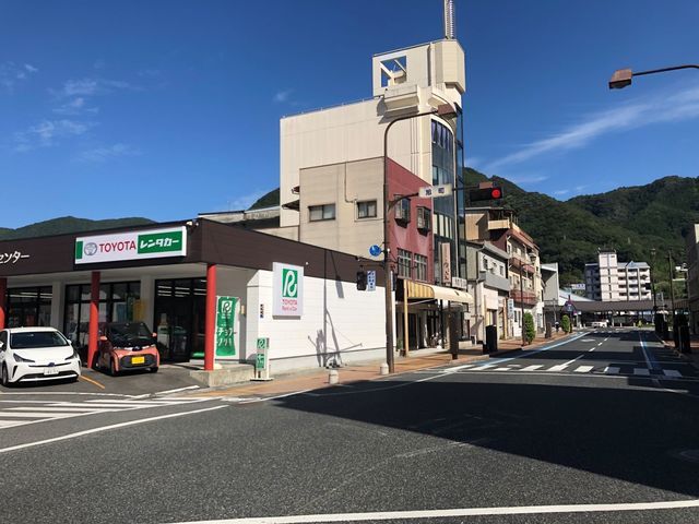 写真奥JR備中高梁駅と手前左高梁観光交流センターATTa!位置関係_高梁観光交流センター ATTa!