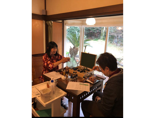 作り方のご説明の後ご自身の理想の香りを探していきます♪リラックス用の香りや、お仕事や勉強用にシャキッと集中できる香りなど目的別に作っても良いですね♪_オフィス フェリエ アロマテラピー&スクール