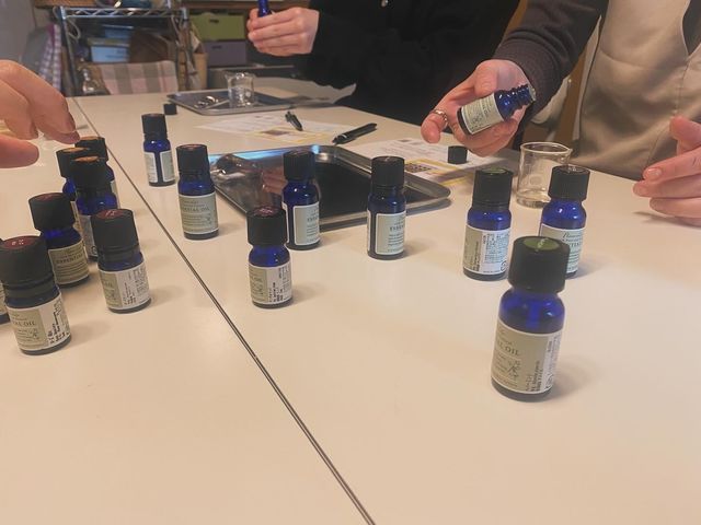 たくさんの精油の中からお気に入りの香りを見つけて調合します。_color drop