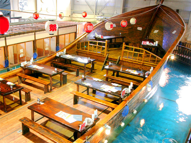 店内には大きな船があり、お席からも盛ん釣が楽しめます。_釣船茶屋 ざうお 所沢店