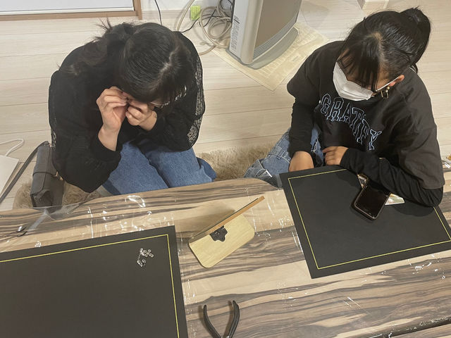 完成!!
鏡をみながら、
自分で創った世界で1つだけのアクセサリー着用中♪_RiTo TilaLuoda