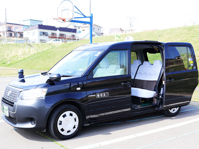 乗り降りがしやすく好評です。
ご年配の方に優しい車両を導入しました。
ドアがスライドし広く、乗り降りがしやすい車両です。_根室ハイヤー株式会社