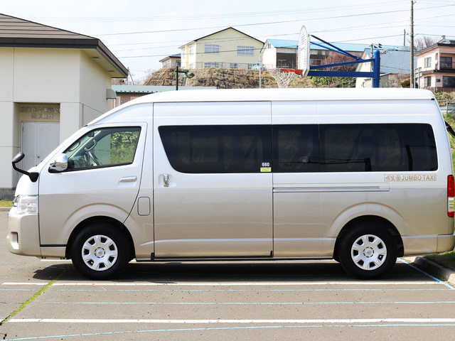 ジャンボタクシー
9人乗りで広々車内
小人数での観光や送迎にご利用いただけます。駅や空港などへの送迎にもご利用ください。_根室ハイヤー株式会社