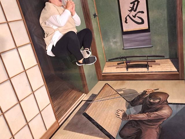 忍法空中浮遊の術!!_伊豆トリックアート迷宮館