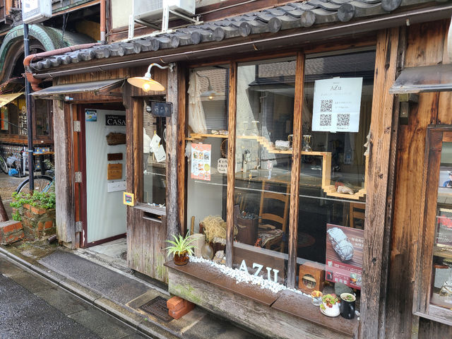一階には中庭もあり、ネットで買えない作家さんの陶器などセレクトショップもございます。(他、工房、ギャラリーなと店舗複数あり)_シルバーアクセサリーワークショップ Atelier AZu